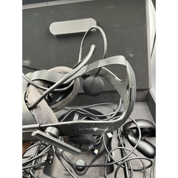 Oculus Rift CV1 Headset With 2 Base Stations And Controllers + Cable (Full Set) - Picture 11 of 16